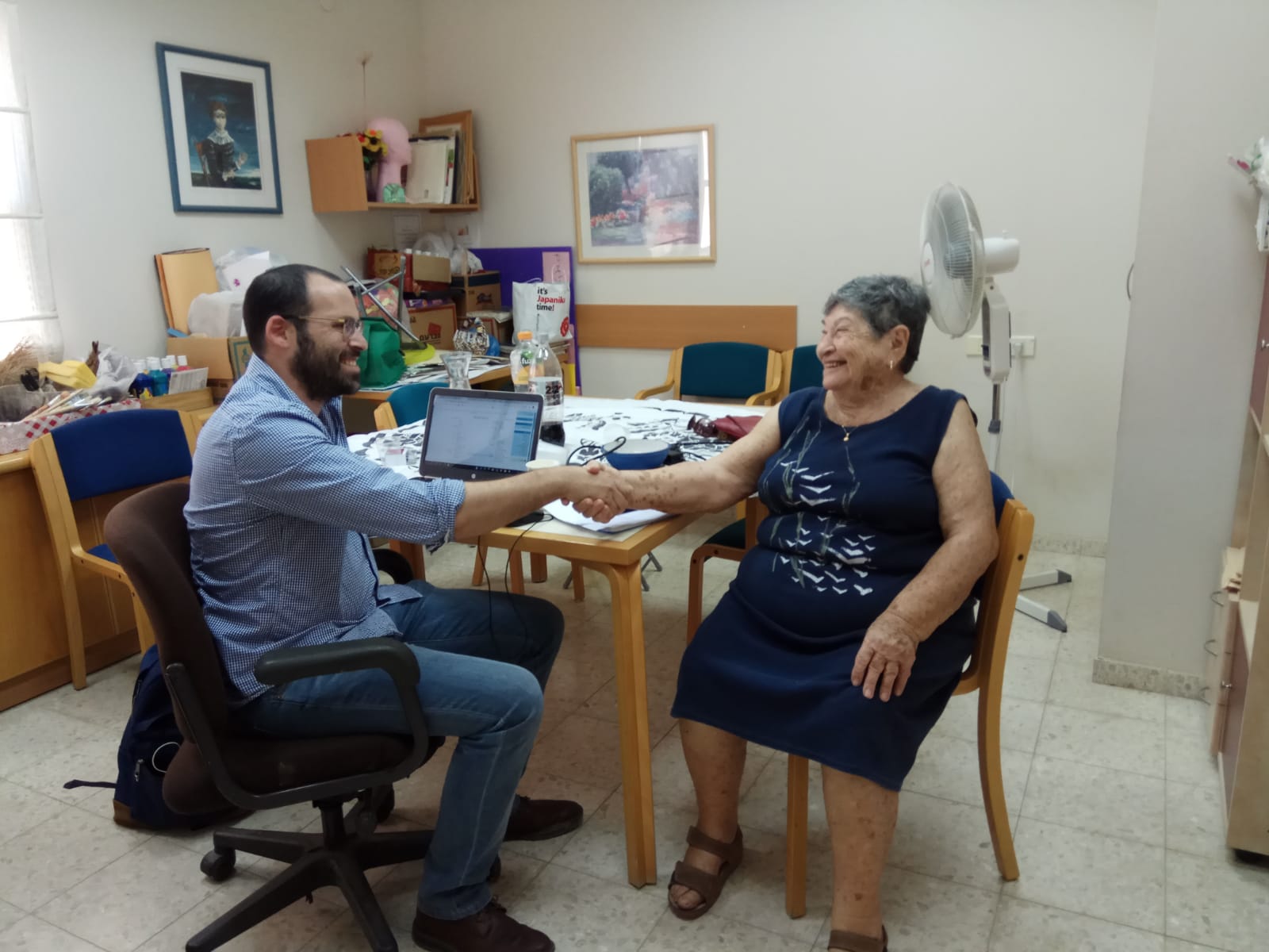 ניצולת יד לוחצת יד לעורך דין נרי פירסט