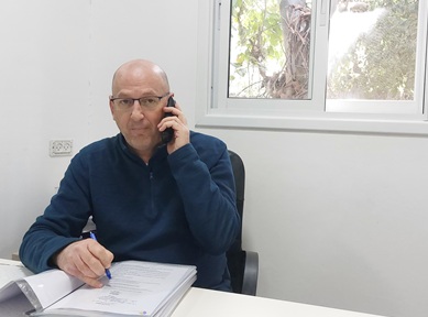 איש מדבר בטלפון