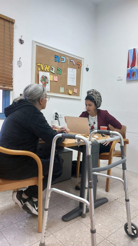 2 נשים יושבות ליד שולחן
