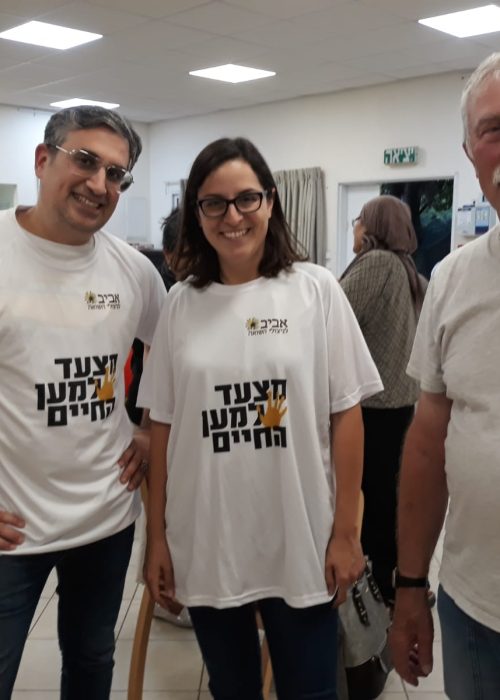 3 נשים עומדים