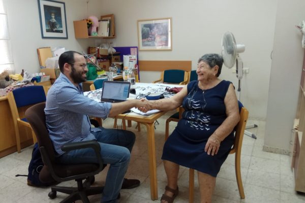 ניצולת יד לוחצת יד לעורך דין נרי פירסט